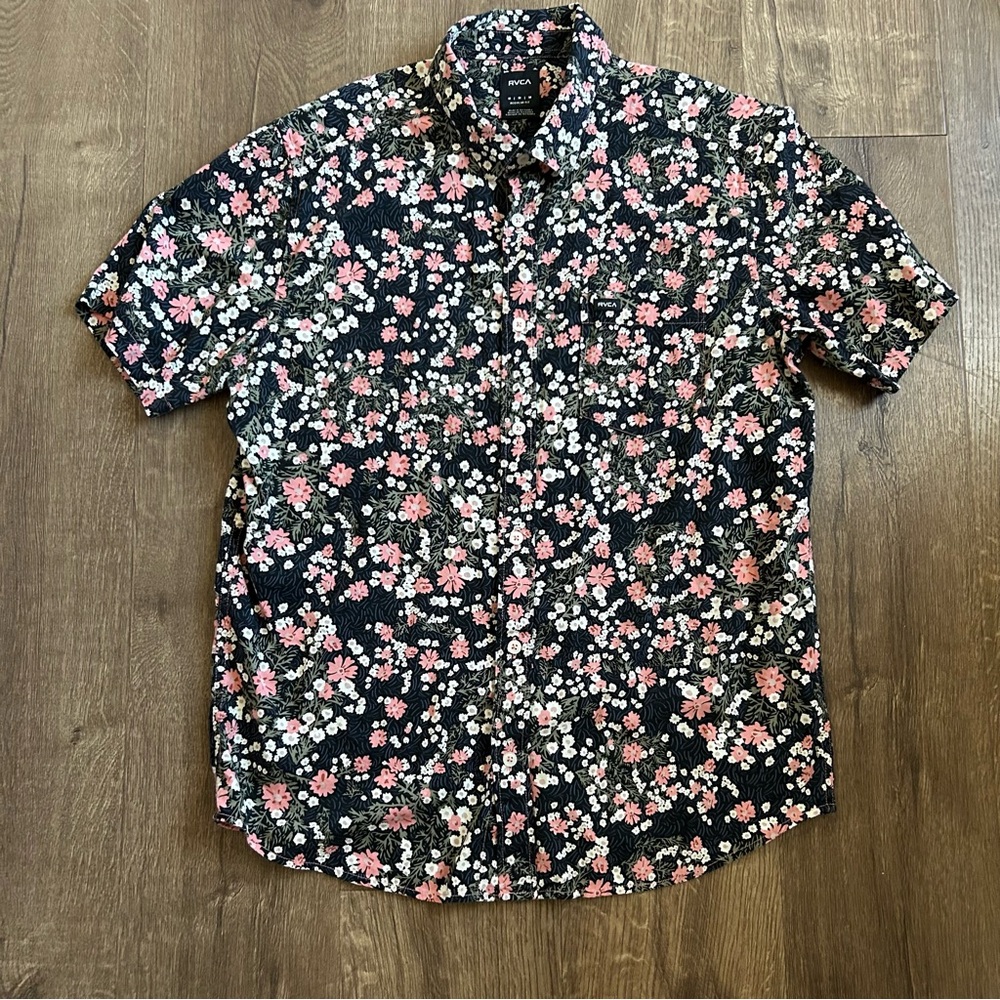 RVCA short sleeve shirt sz medium
